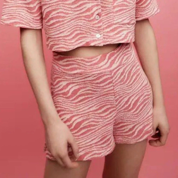 Zara salmon/pink and white high waisted stretchy shorts - Picture 1 of 8